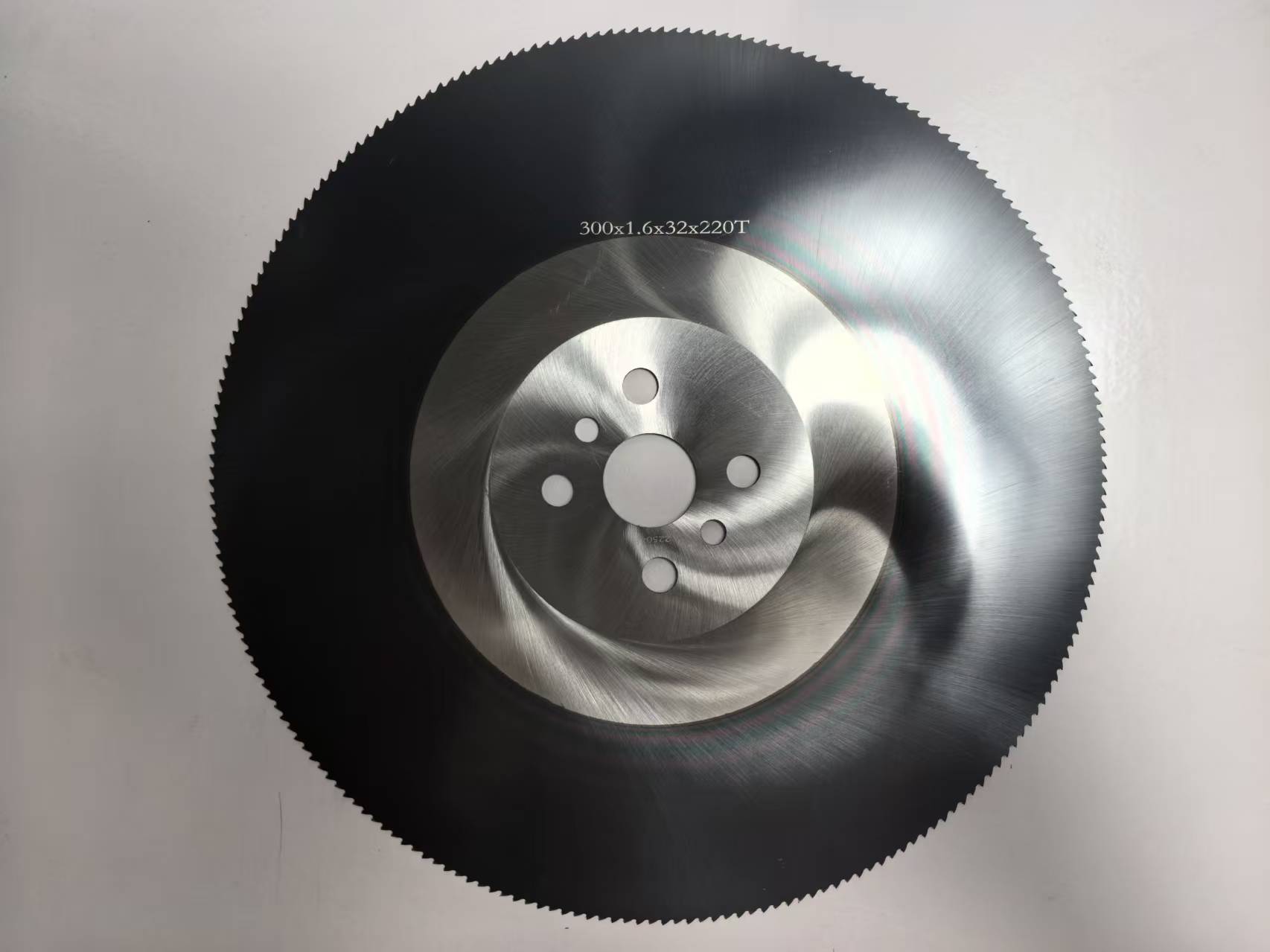 黑色涂层高速钢锯片300×1.6×32×220T (2) صفائح الفولاذ المقاوم للصدأ 300×1.6×32×220T (2) صفائح الفولاذ المقاوم للصدأ